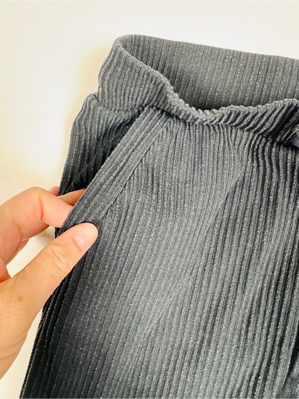 ALO YOGA Muse Ribbed Jogger Sweatpants Black Women’s S Retail $118 - Picture 3 of 6